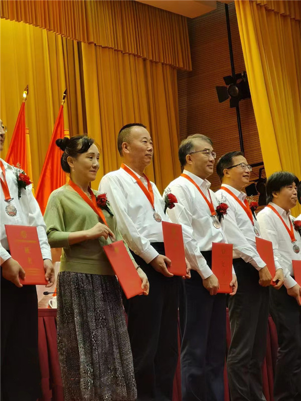 江苏省侨联第八次代表大会在宁召开 朱仲辉董事长荣获江苏省侨界杰出人物