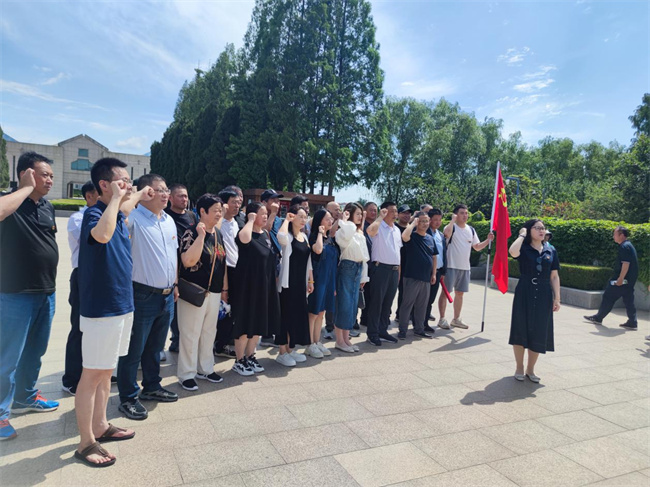 集团党员笃行实干迎“七一”